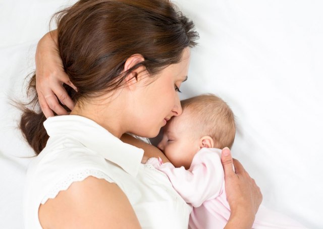 Deca čije majke su za vreme dojenja pile mleko manje alergična